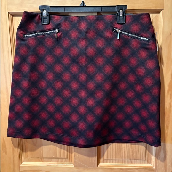 Maurice’s Red Buffalo Plaid Ponte Skirt women’s L
NWT - Picture 1 of 10